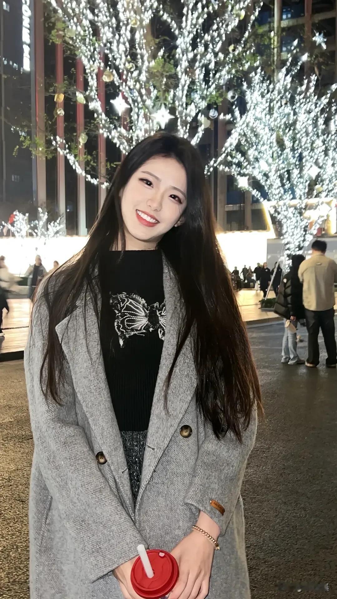 冬日夜晚的浪漫氛围，手捧热饮，温暖相伴。