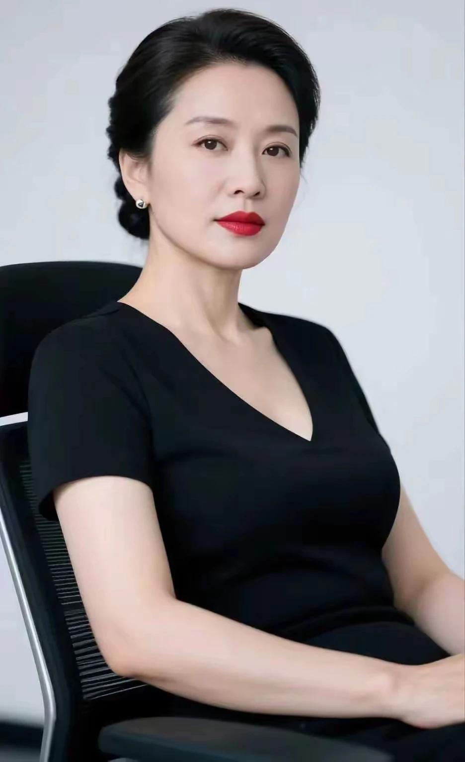 晚年若想有自尊，莫为闲愁乱费心。凡尘事非随风去，平平淡淡才是真。
