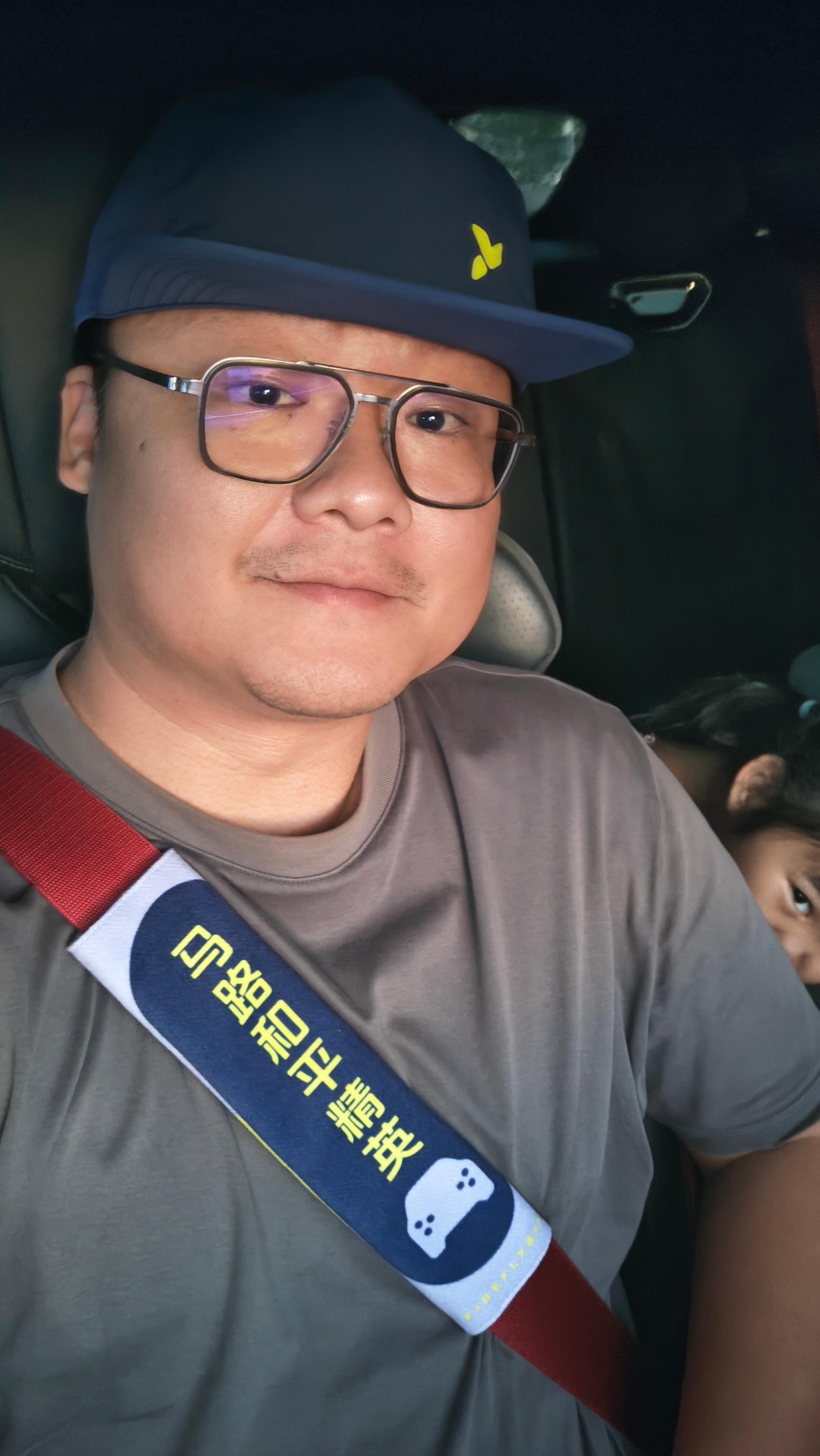 哈哈哈哈，萤火虫这个护肩放在路特斯上也挺好看。新能源汽车​​​