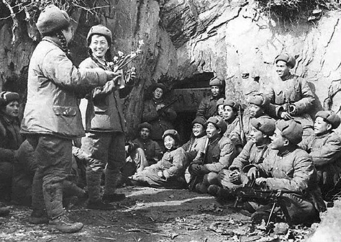 70年前春节志愿军第15军守卫在上甘岭坑道中，坑道门口有一副对联：“我们进坑道，