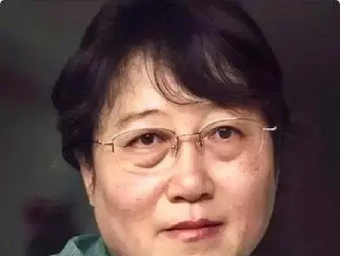 前阵子跟几个中年朋友聚餐，聊到家里谁管钱的话题，一个做婚姻咨询的老朋友说了一句狠