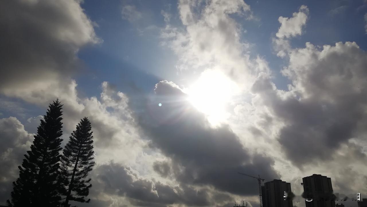 今年第21号台风“麦德姆”（强台风级）今天（5日）中午掠过海南文昌近海后在雷州