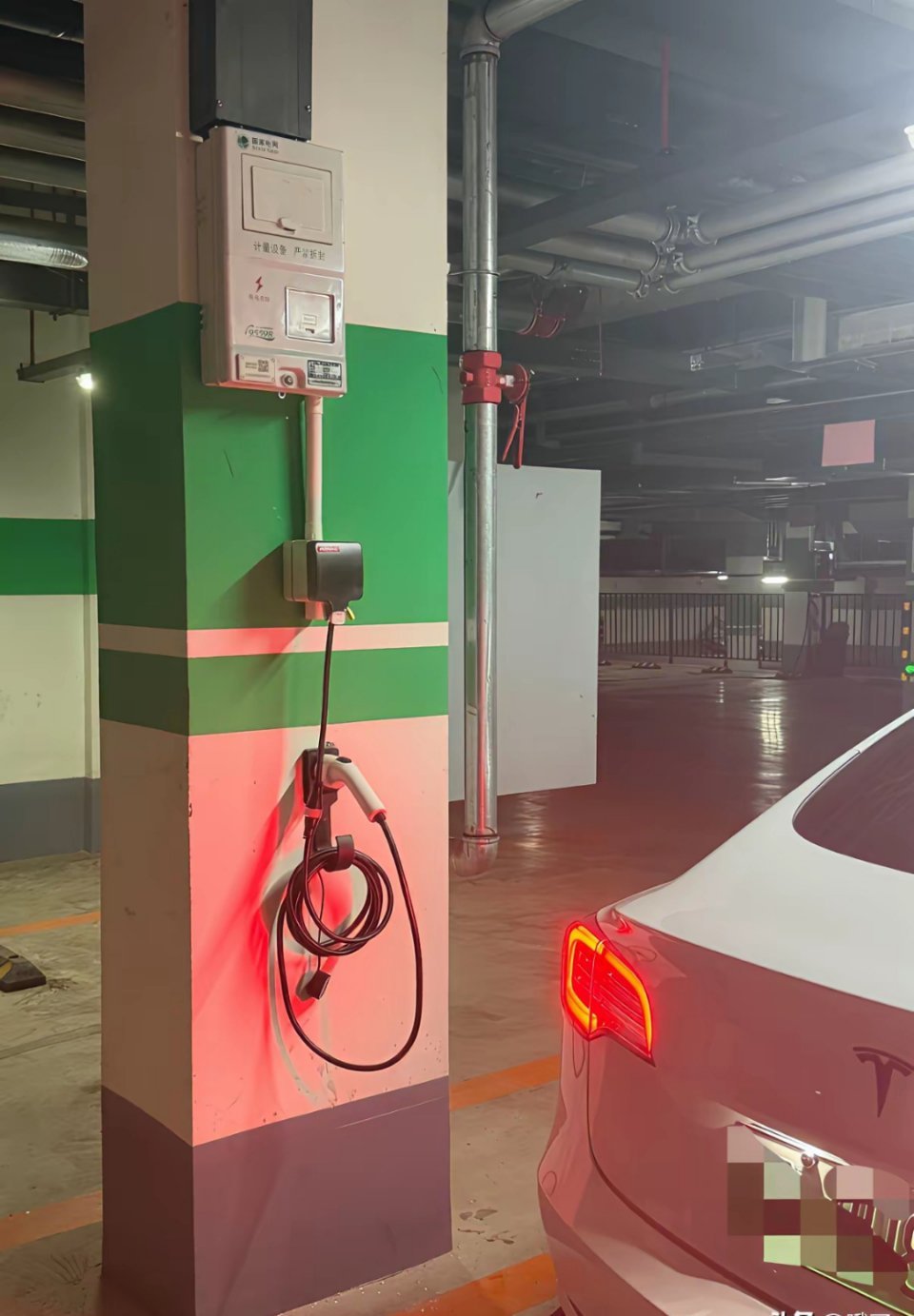 全国最简易的充电桩，没跑了吧？！300块钱就搞定充电！这思路绝了，电表底下就一个