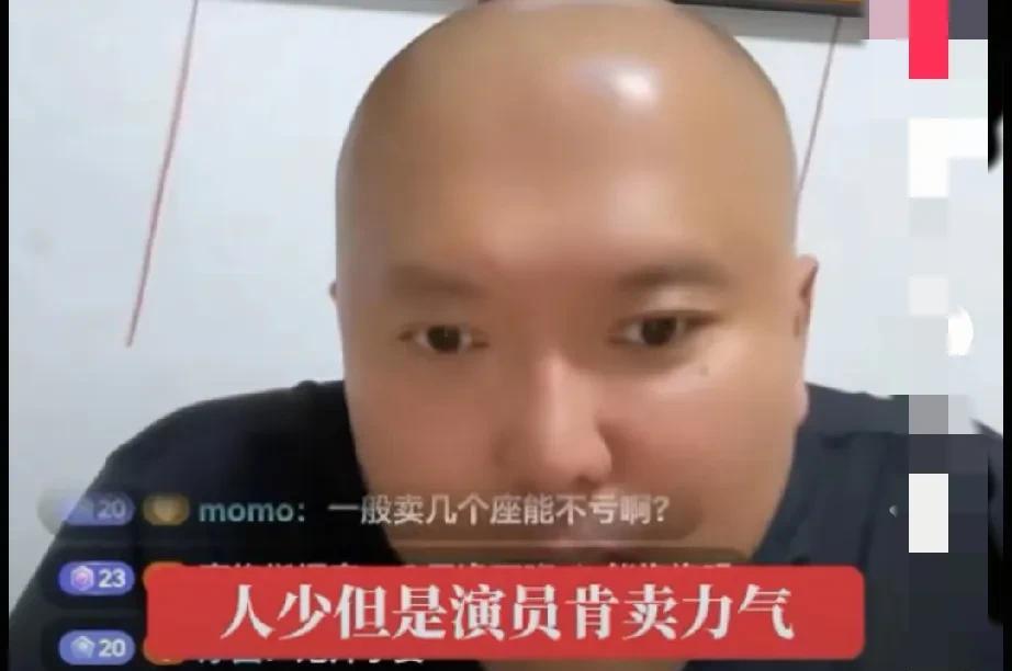 郭德纲最早说相声时没人听，最惨的时候台下就来一个人。但是郭德纲咬着牙坚持演出，虽