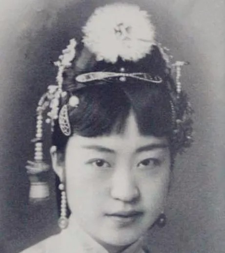 1927年，张学良来到溥杰家做客。溥杰的妻子唐怡莹却娇羞地看着他，张学良尴尬不已