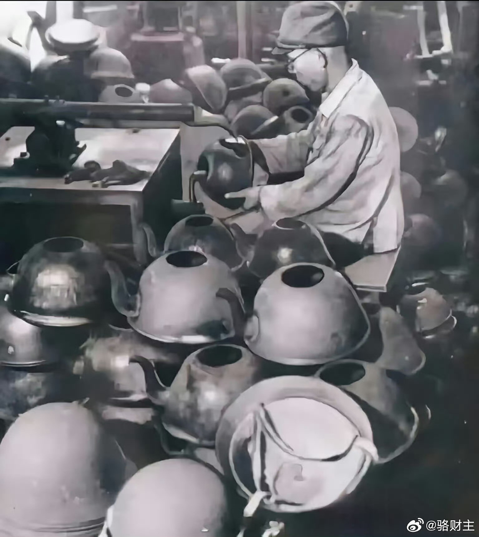 1945年日本战败，曾用于战争的百万顶头盔，被改造成了水壶。钢铁从杀戮的象征，变