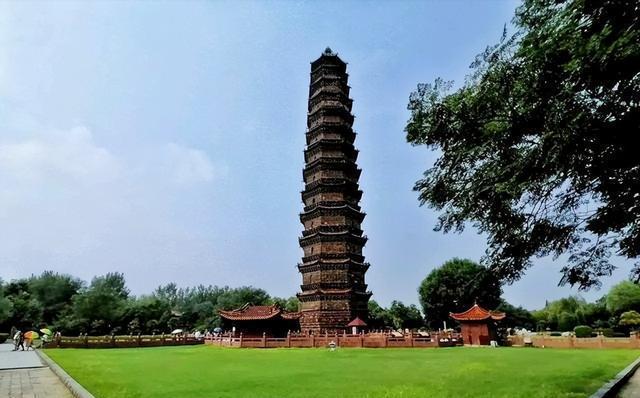 毛主席发现孙中山铜像有弹洞，怒问，谁开的枪暮色中的中山公园，高耸的孙中山铜像