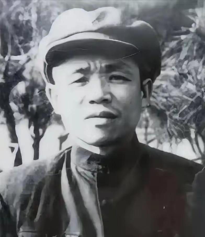 1949年，韩先楚回乡探亲时，在人群中没看见发小吴海洲，便大声询问：“海洲呢？他