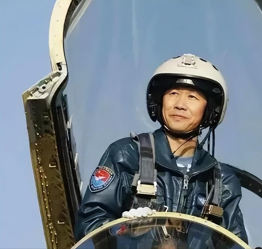 1987年，飞行员徐勇凌驾驶一架歼6战斗机，听错口令，撞上长机，坠毁在云南的深山
