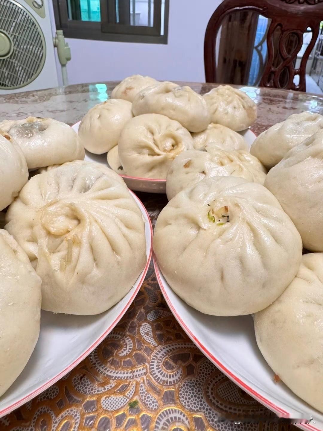 昨晚包了些香菇肉包，香喷喷的。今早热好了三盘。我还盘算着：给老公吃一盘刚合适，剩