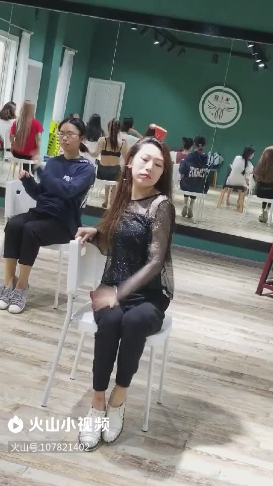 打开性感头像大秀满分舞,看这满屏的性感大长腿,必须给美女!qq美女商场的骚椅子气图片