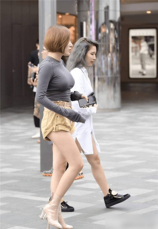 过膝设计的高筒靴,搭配短裤更时髦,既能展示身材又能提升气质