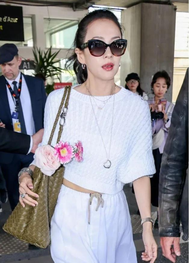 章子怡离婚后状态封神✨46岁章子怡最新机场造型太绝了！一身纯白短上衣+阔