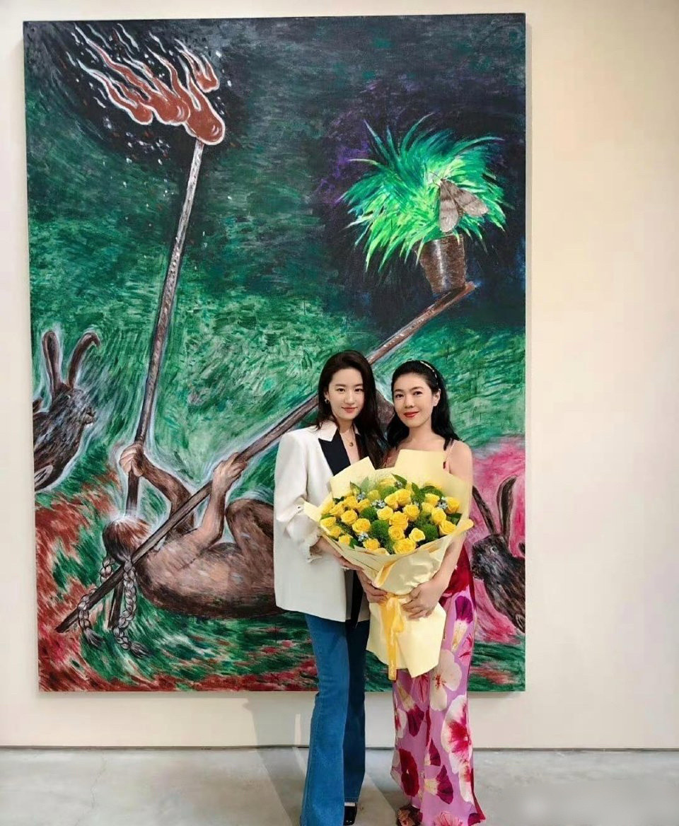 众所周知，刘亦菲平常就挺美，可一和人合照，那美得简直像换了个人，太惊艳啦！​​