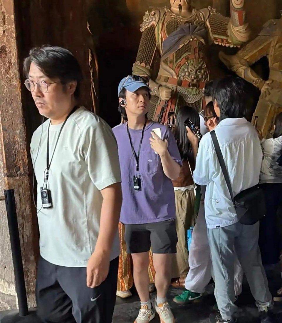 董子健和男性友人同游华严寺，打扮朴素接地气​​​