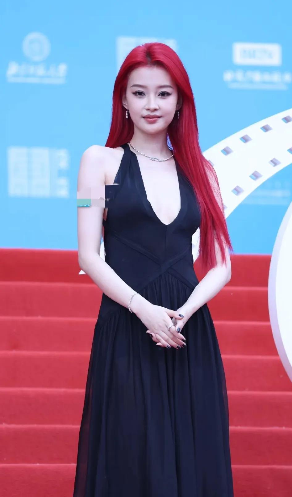 我宣布，比吴谨言还猛的女明星出现了。她就是31岁的孙怡。最近