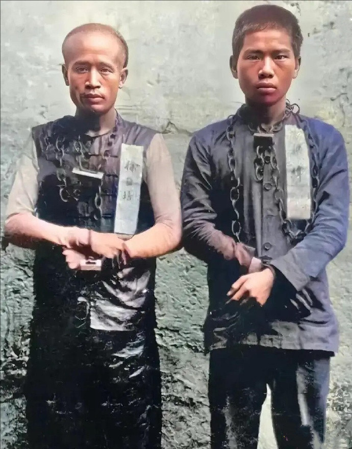 1911年4月，黄花岗起义失败后，被俘的两名革命义士的照片，他们已经被戴上了手铐