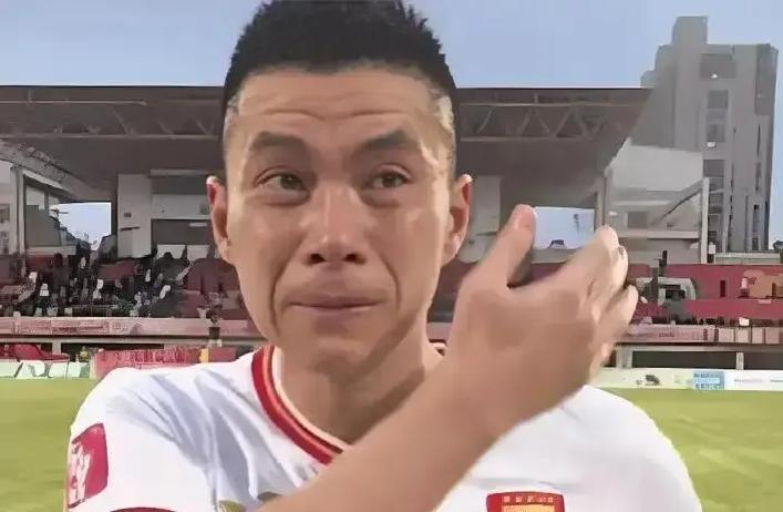 38岁老将工资砍半还留队重庆铜梁龙把黄希扬摁在板凳上又拉回来，只给一半钱。