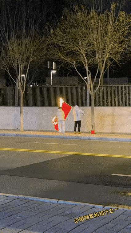 这个是有人在路边拍到的，烧的是什么？想干什么？现在有些人的行为越来越是不让人理解