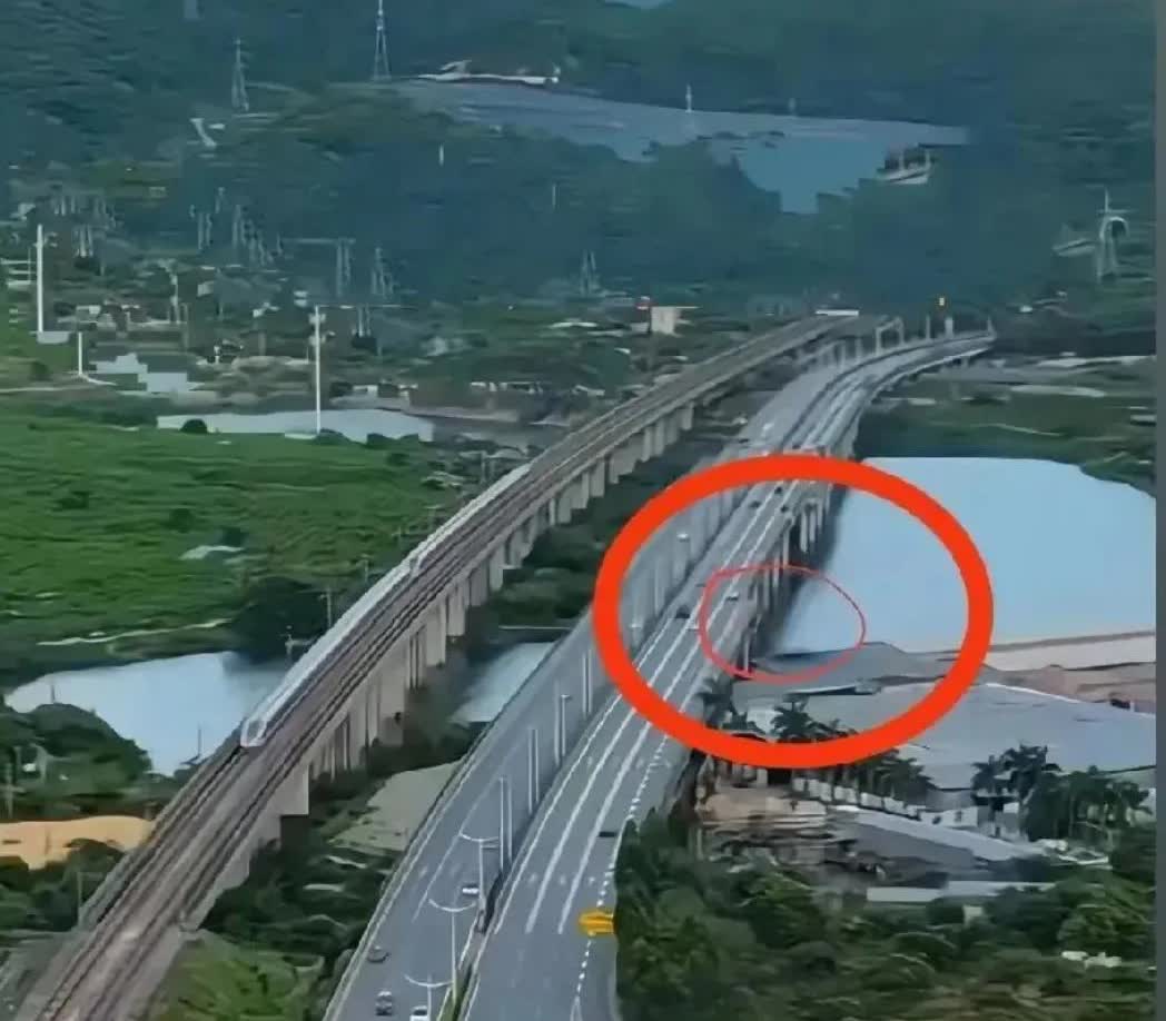 我问我老公，像东莞这种事故要咋避免，四车道突然变三车道，万一司机一个没注意不就车