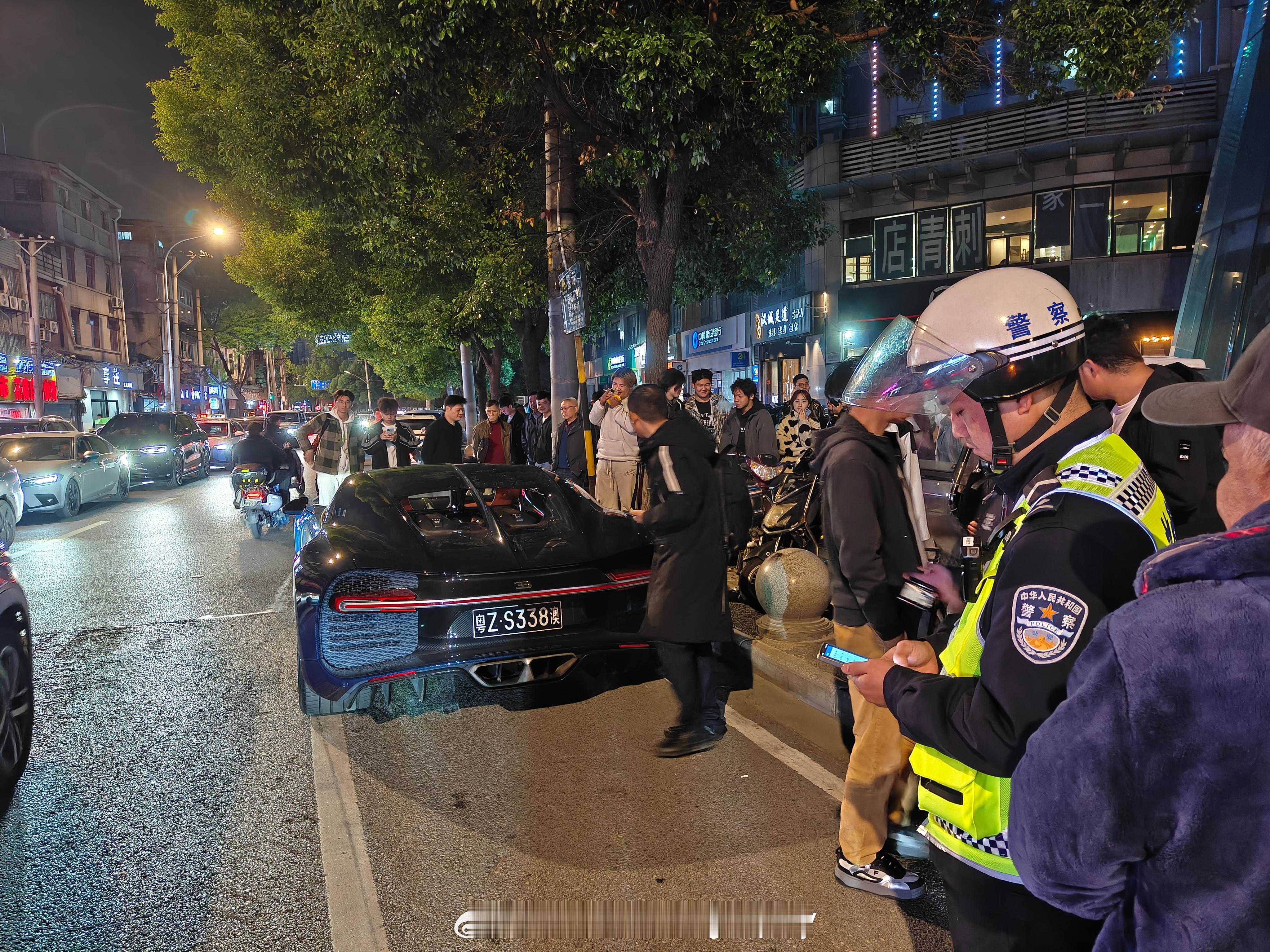 人太多了，有人报警了[doge]​​​