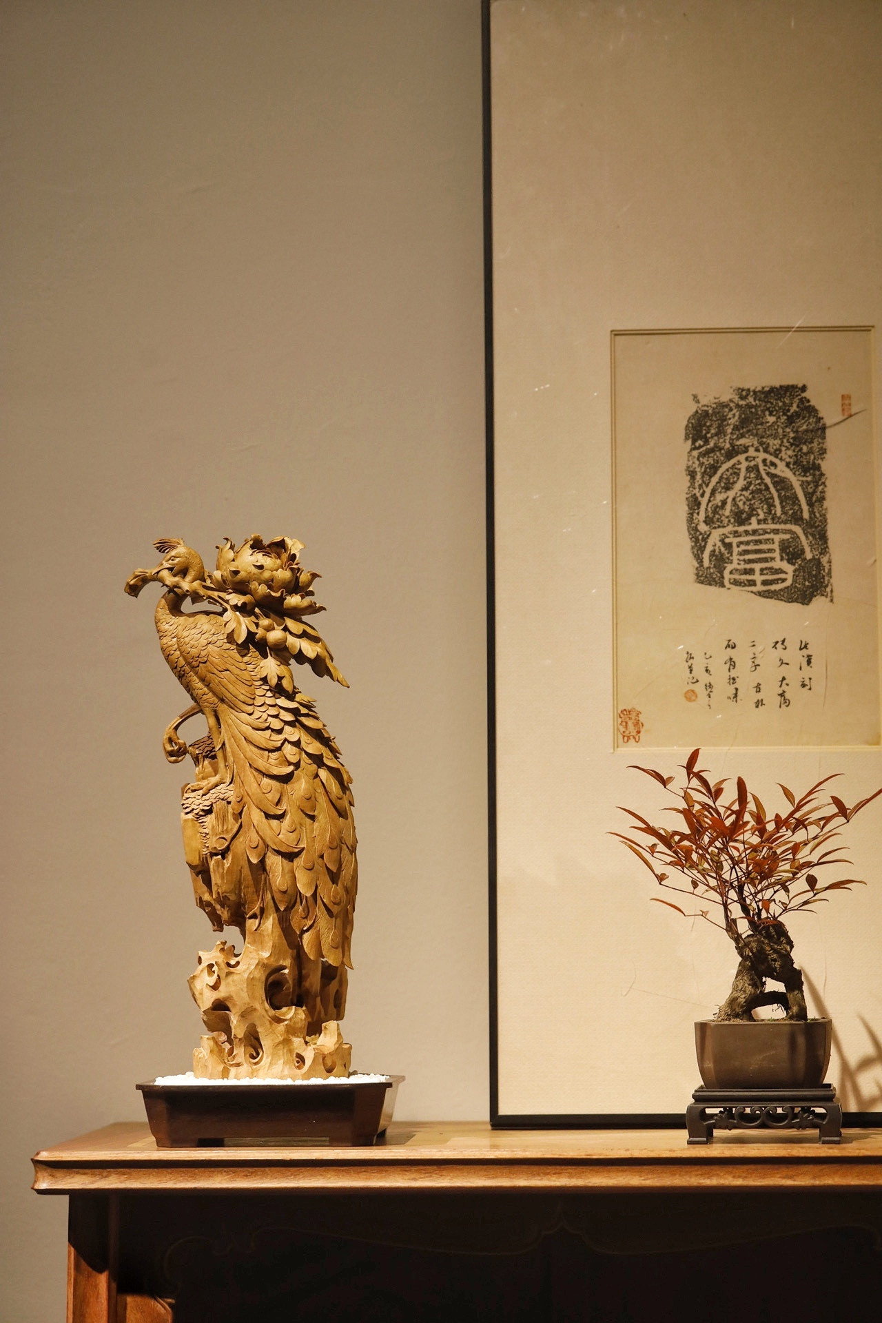 老山檀香｜富贵吉祥·案摆檀香肌理凝润，整料雕孔雀立崖：孔雀首衔花枝，背拥牡丹团簇