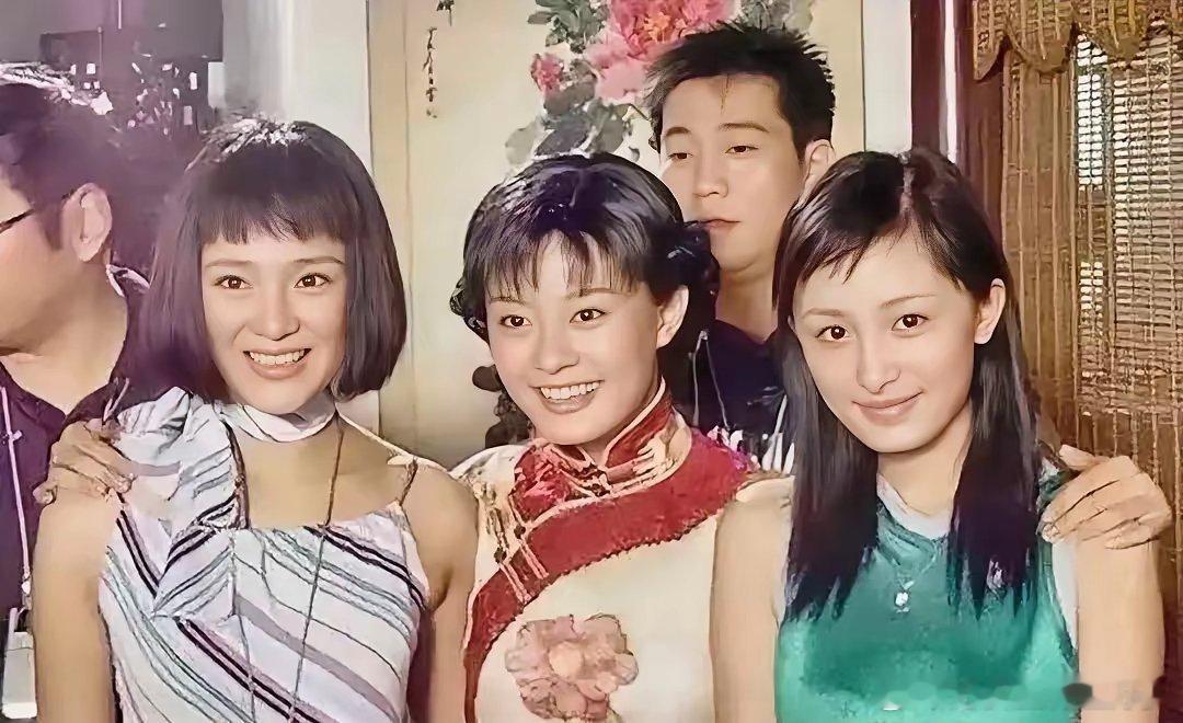 看着这张照片，孙俪还是那个孙俪，杨幂已不再是那个杨幂，最左面美女最漂亮。你们知道