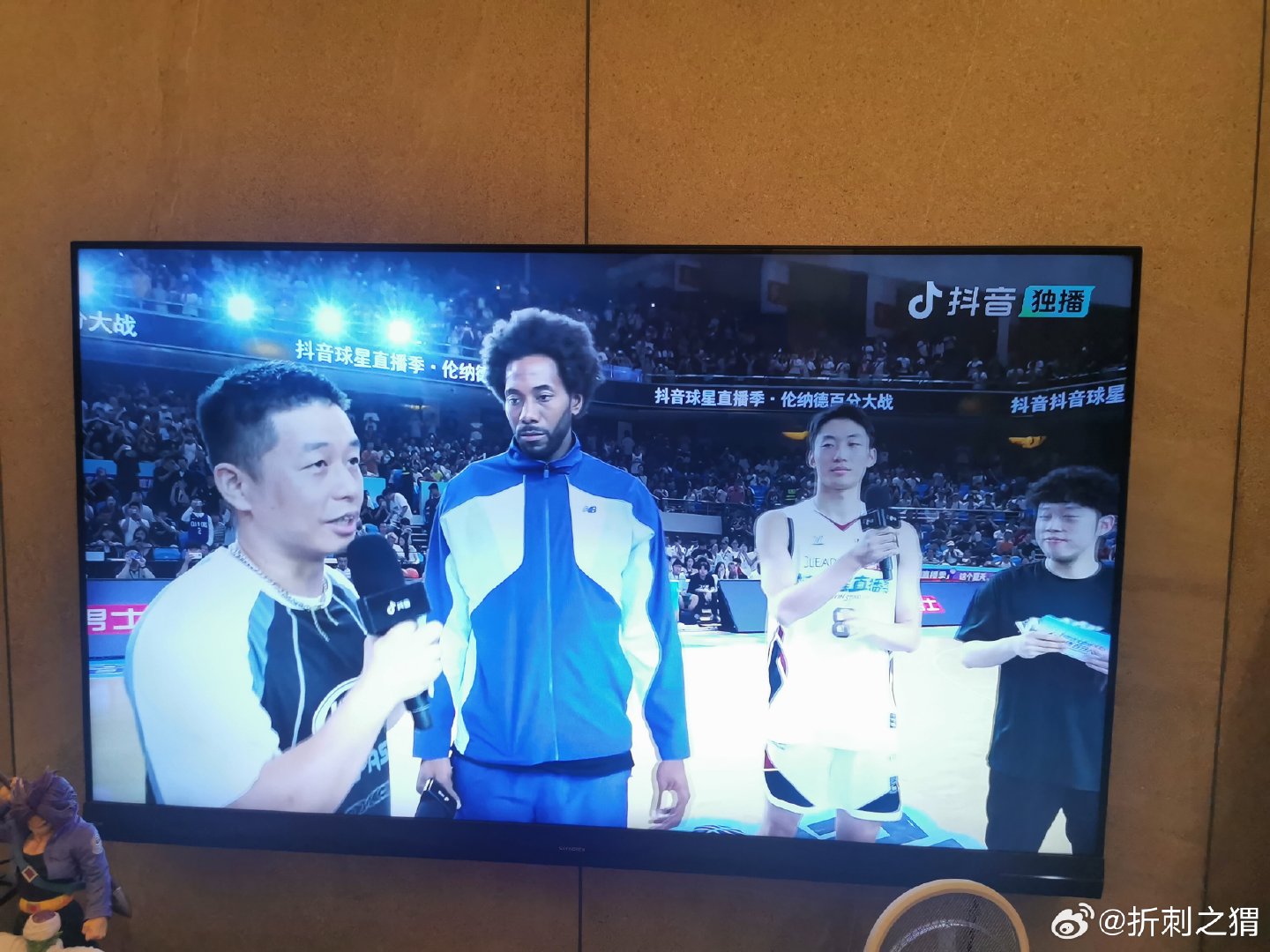 伦纳德能挑战白晶也是好起来了[doge]主持人问伦纳德：你觉得你挑战白晶能赢吗？伦纳德：我和他五五开