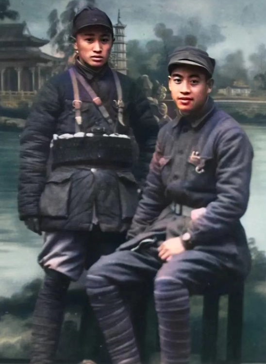 这是来自1945年的一张珍贵合影，照片中的两个男子是一位解放军首长和他的警卫员。