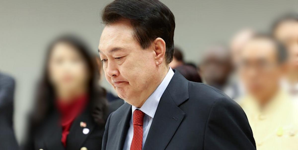 作为常年盯着韩国政坛动向的老球迷，看到尹锡悦两口子这天庭审理的安排，我下巴都快惊