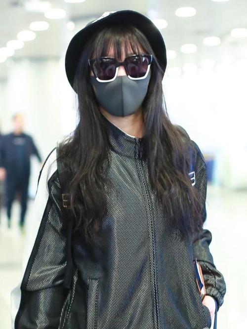 我就纳闷了，你在房间里戴个口罩，捂得严严实实，你不闷啊！前几天去舅舅家，表妹