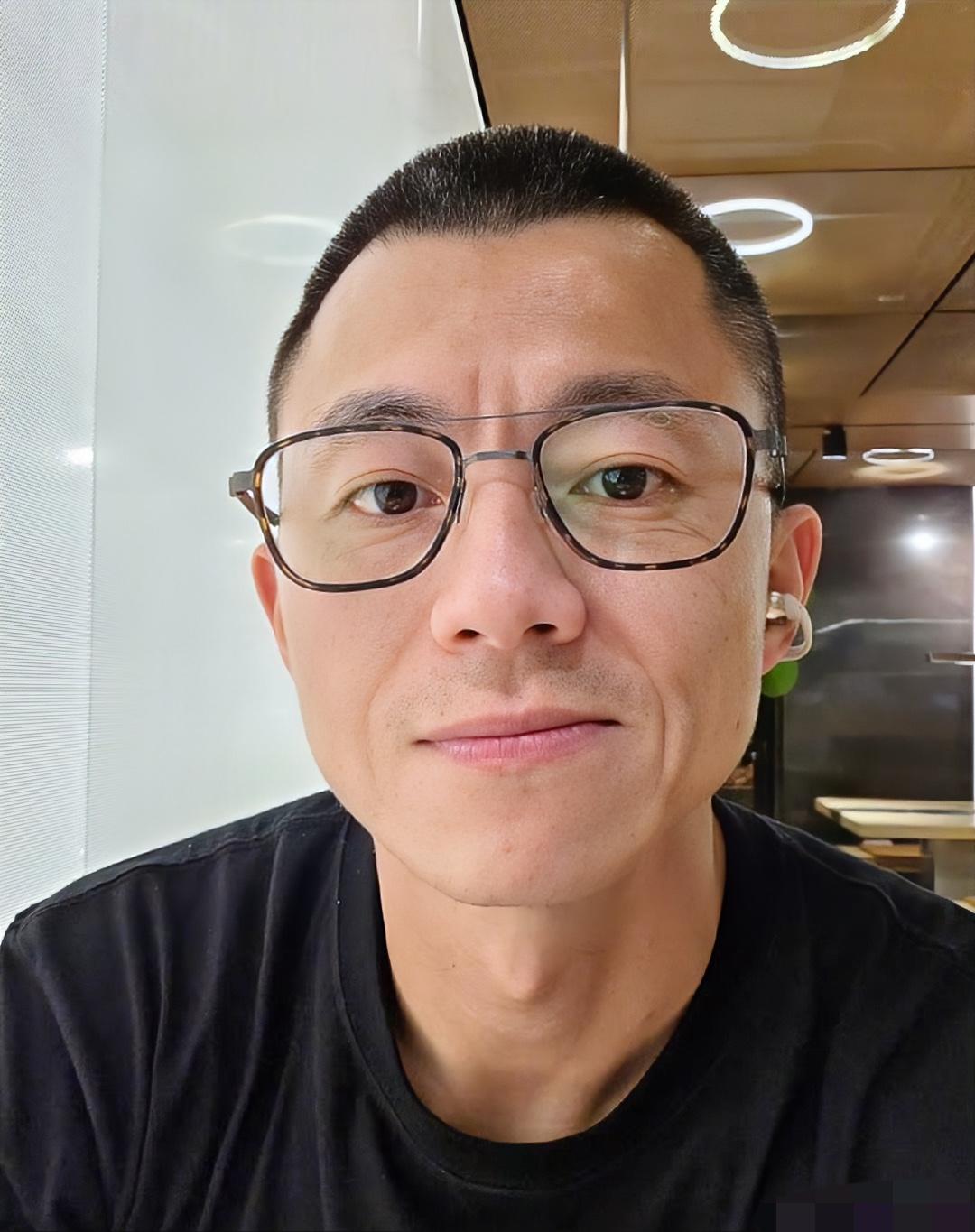 最近陈震“塌房”消息传得沸沸扬扬，但很多人不知道——他连高中都没念完！高二辍学后