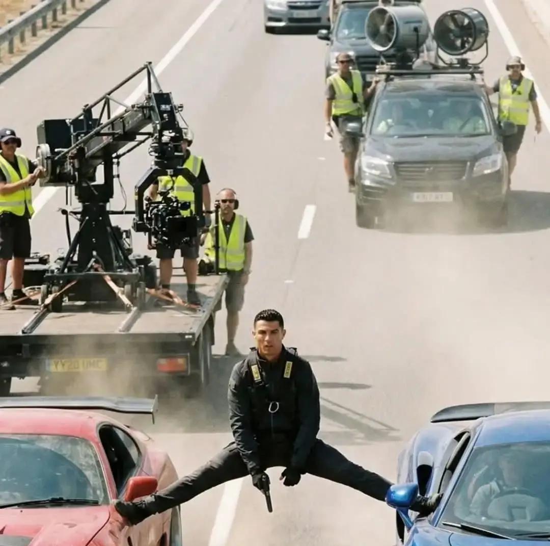 C罗那5秒镜头，差点让保险公司停掉整个剧组。别人客串是站在车边摆姿势。他客