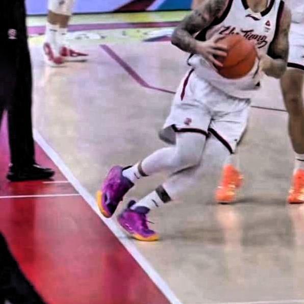 cba金哨裁判崔哲雄没有看错，说约克绝杀前踩线，是无稽之谈，假如踩线杜锋和裁判岂