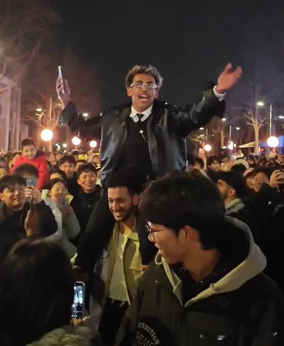 印度游客在华参加新年庆祝，大喊“印度NB”引发混乱，当场被警察带走！2026