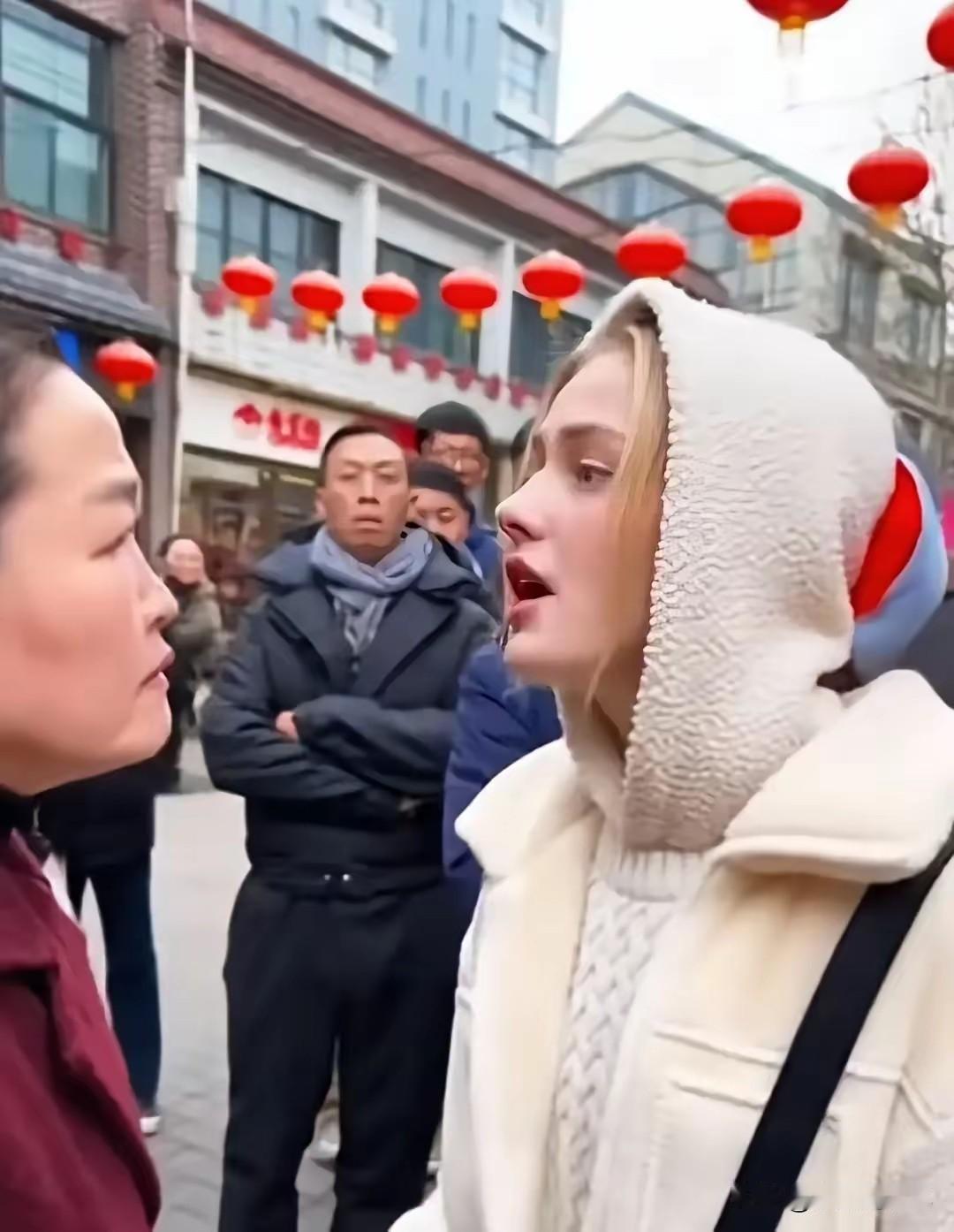 相亲角里发生了一件令人哭笑不得的事。一位金发碧眼的姑娘正在和一位小伙子说着什么，