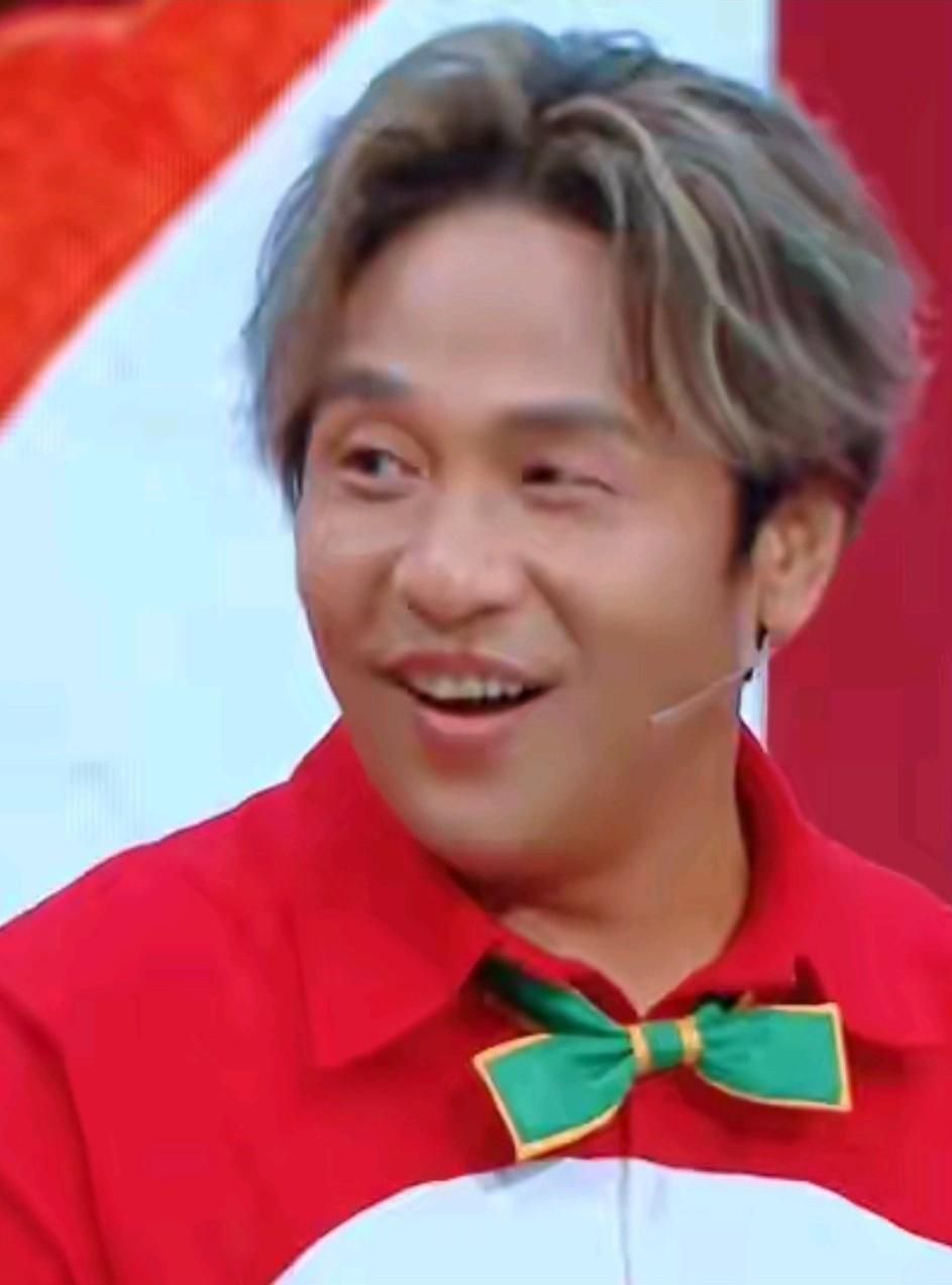 你看宋小宝的这张脸像是动过刀的吗？说到宋小宝大家印象最深的就是那个舞台上黑不溜秋