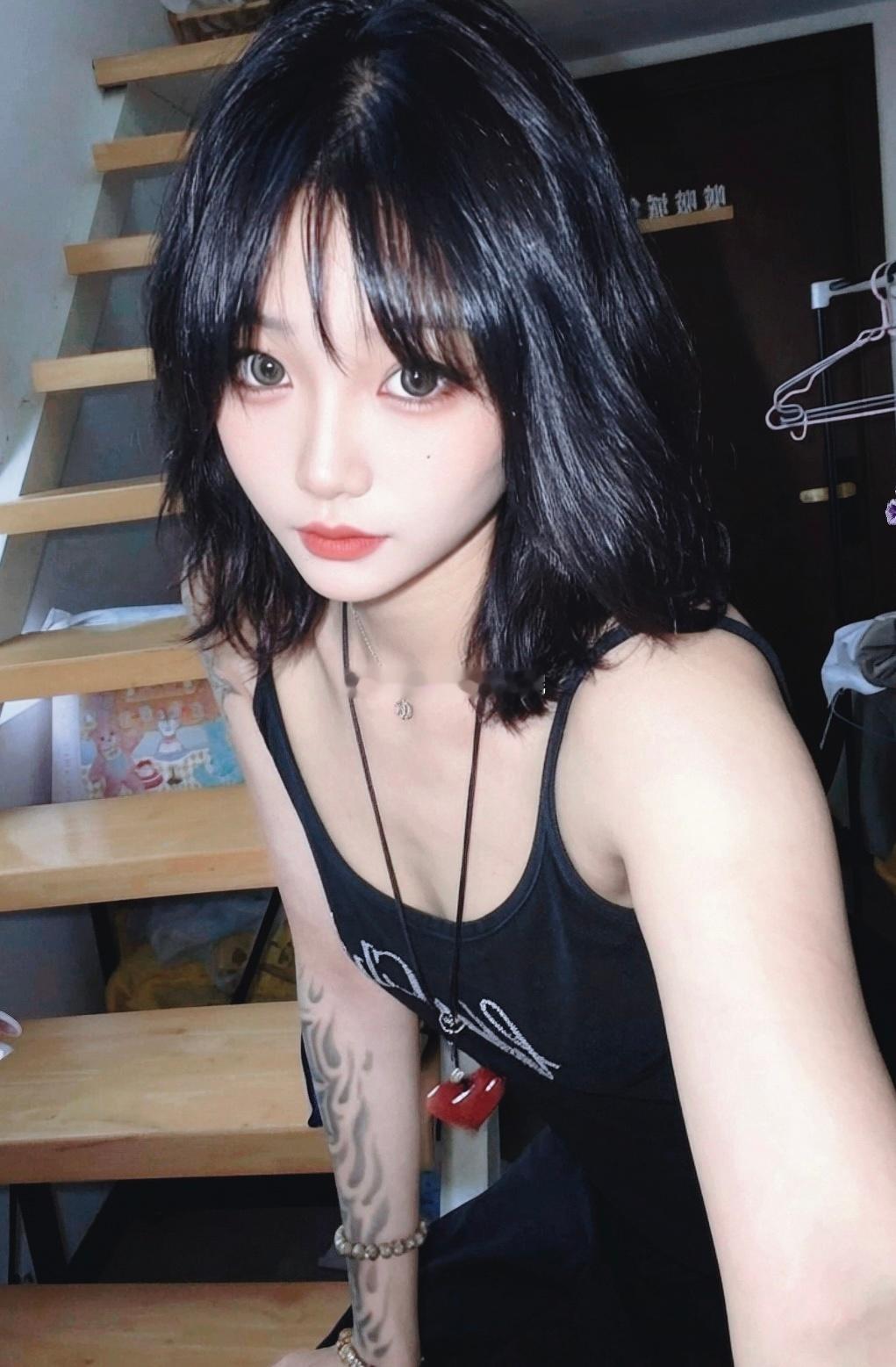 约了个小鲜肉等下就穿这样哈哈
