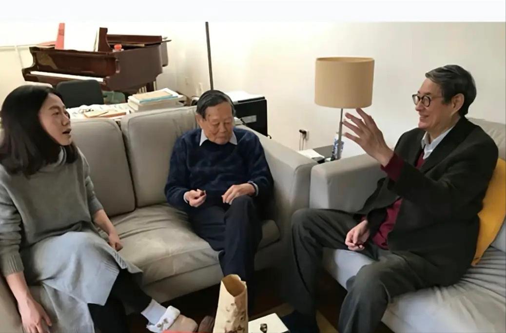 葛墨林院士曾讲述在杜致礼去世后,杨振宁独居生活的窘迫。有一次去杨振宁家探望,一进