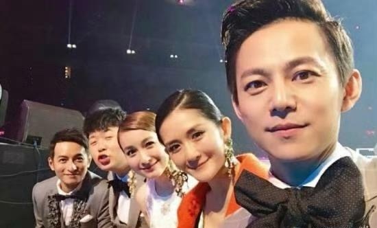 维嘉真聪明，躲得远远的，成功避开AI换脸。不过话说回来，是谁说快乐家族共用一张脸