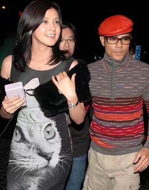 郭富城见过的美女太多了，估计方媛在他眼中也就姿色平平，毕竟那些绝世美女提高了他的审美标准。​