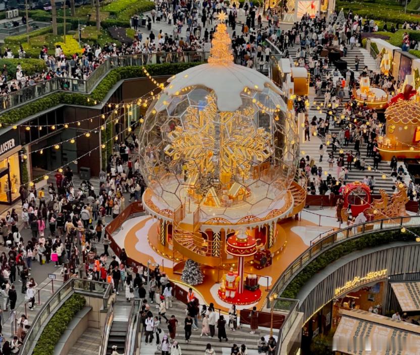 降温猝不及防，秋装瞬间扛不住了，又到了该买羽绒服的时节。但今年，年轻人不再纠结于