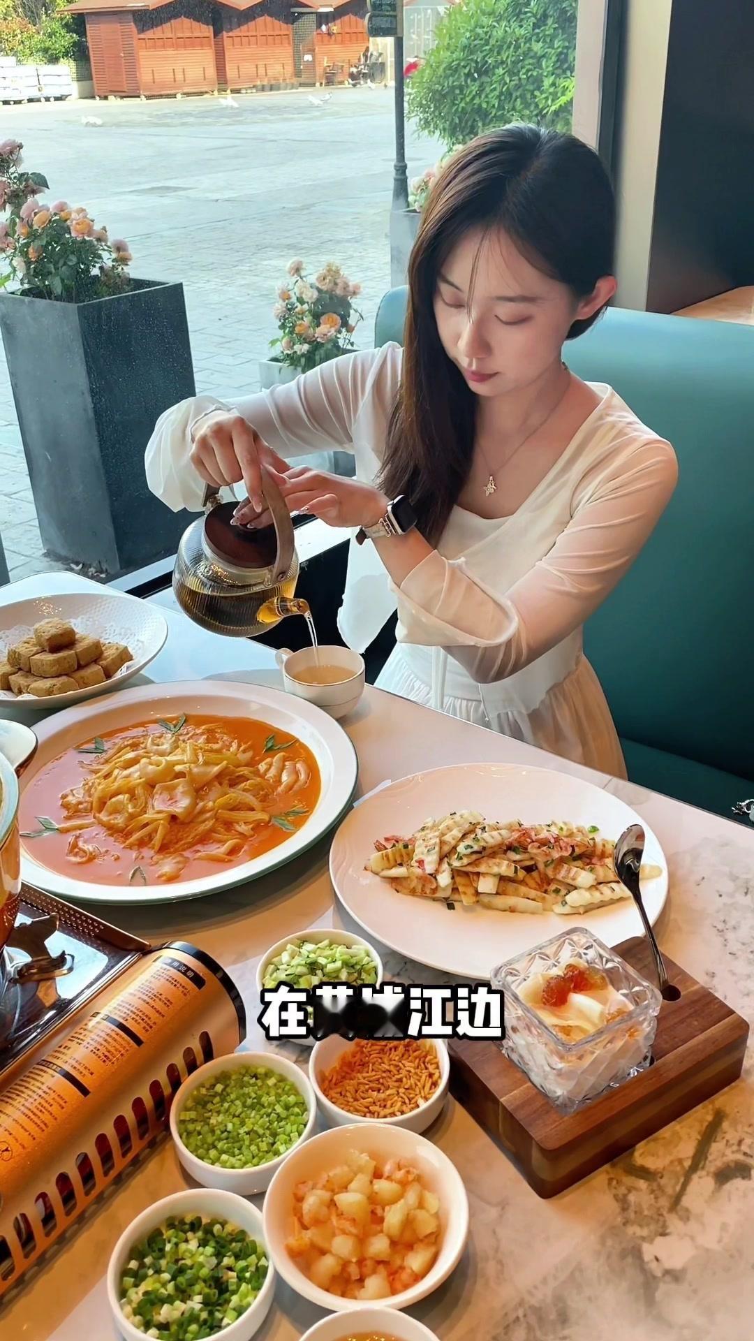🎈地址：黄浦江边，菊门路。🌇餐厅临江而建，占地万平的超大面积，环境好，服务