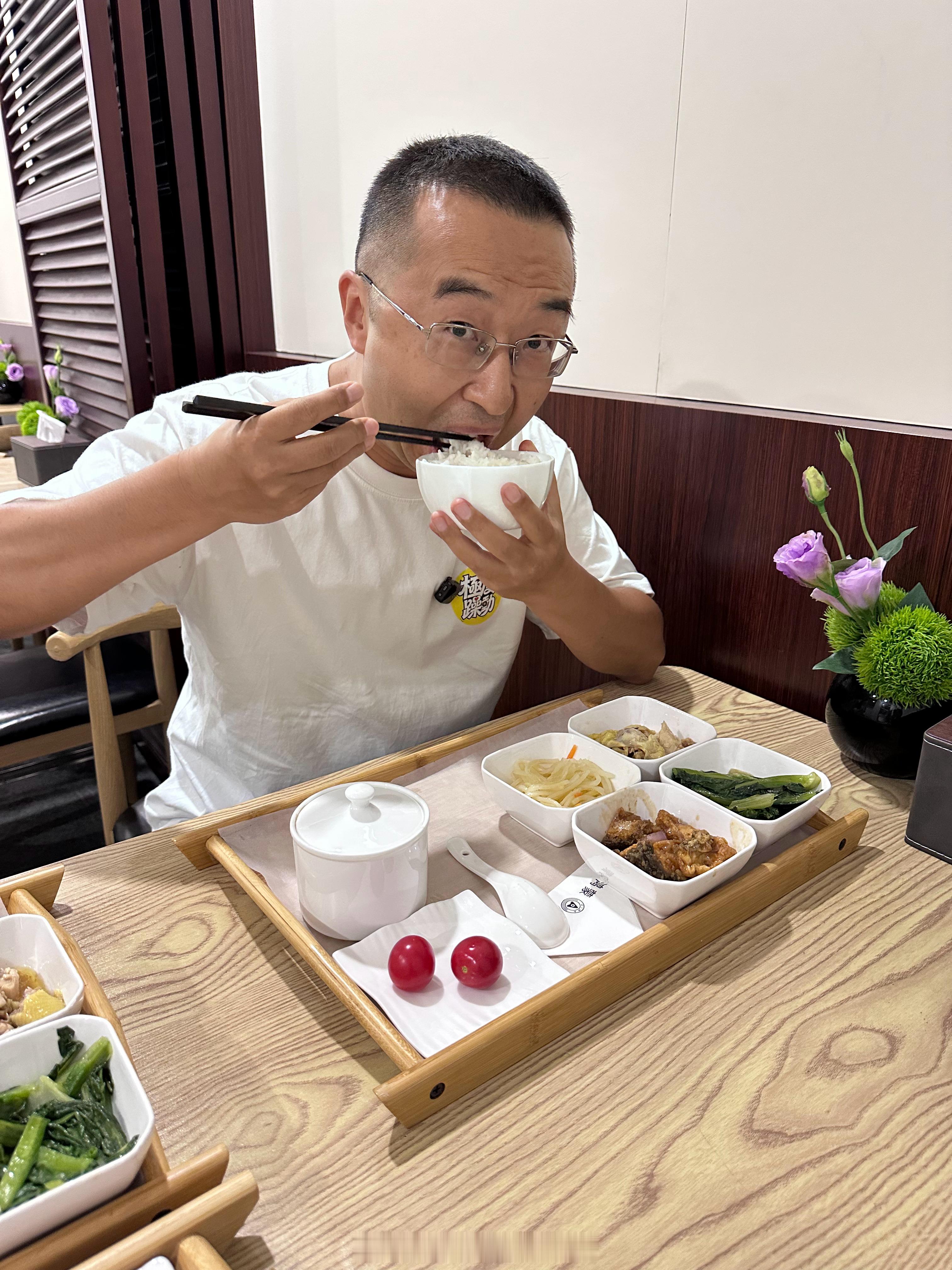 来鸿蒙智行店里提车！提前到了，先干饭！四菜一汤，两肉两素，青菜，白切鸡，红烧鱼块