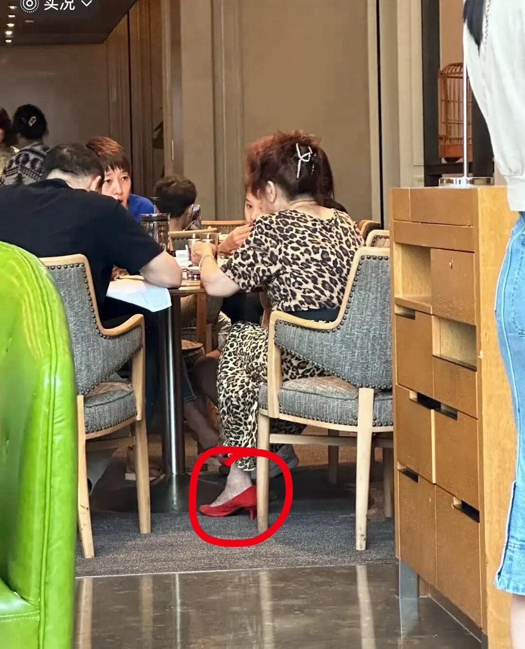 49岁马伊琍带家人聚餐，妈妈豹纹裙配红高跟很时尚
