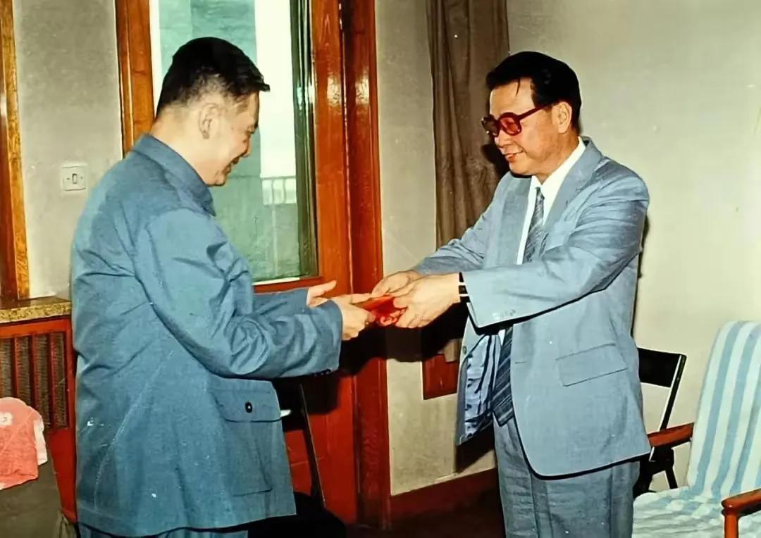 这是1986年7月17日，他脱下病号服换上中山装，事先服用了加倍的止痛药，他从李