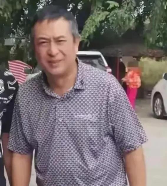 张嘉译演《蜗居》时多帅啊，简直是颜值巅峰，展现出一个成熟男人的帅气和霸气，举手投