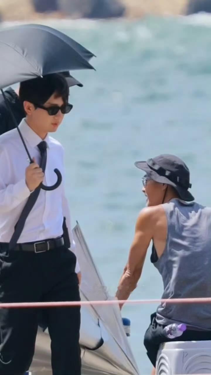 救命啊我快被成毅笑晕了风一吹成毅跟伞跳了段双人舞被伞溜了[笑着哭][笑着哭][笑着哭]