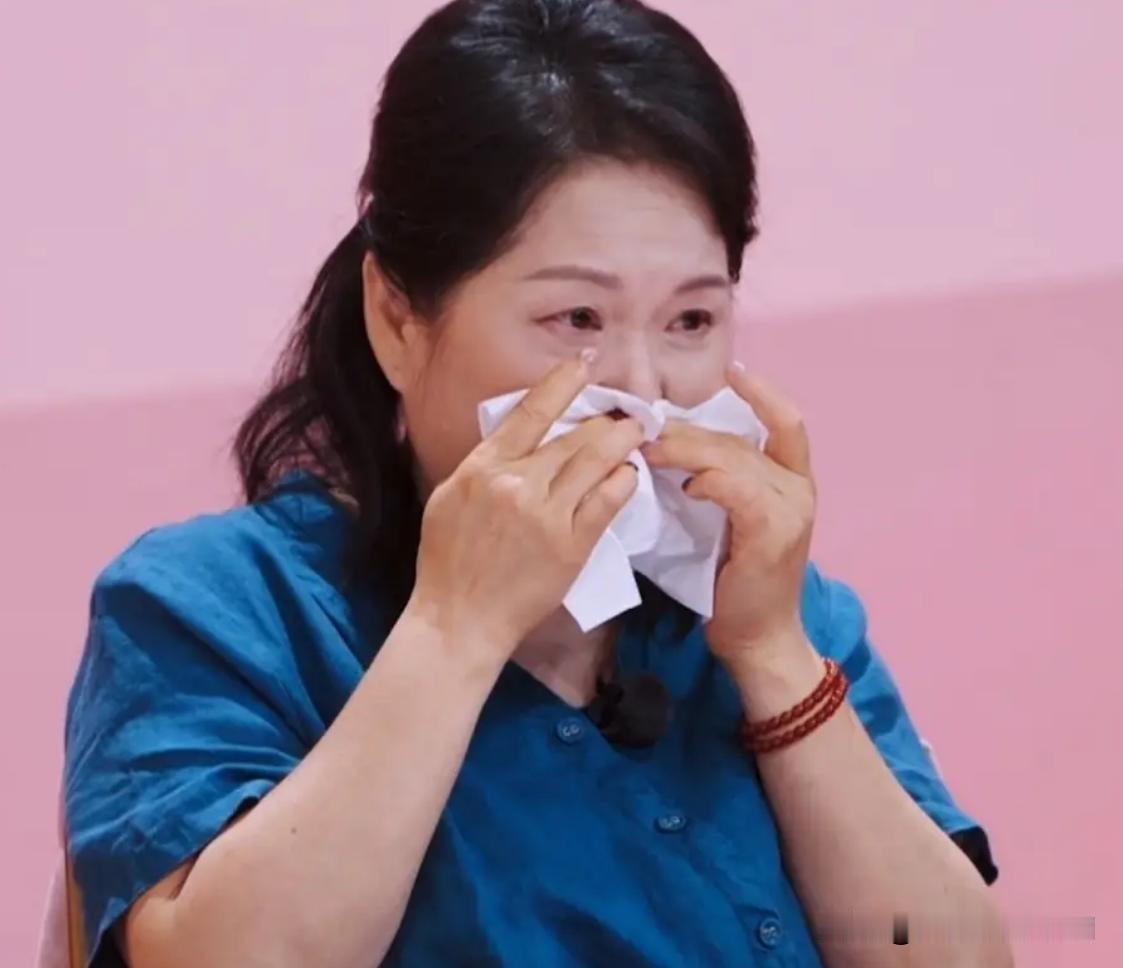 张家齐妈妈有没有工作，不清楚，女儿进体校后，有没有上班赚钱，还是不再上班；爸爸是
