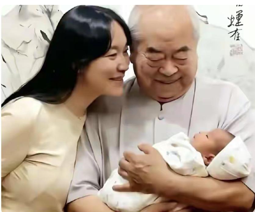 时代真的不同了！过去有人说，美女爱大叔，现在变成了美女爱大爷，这样的例子已经很多